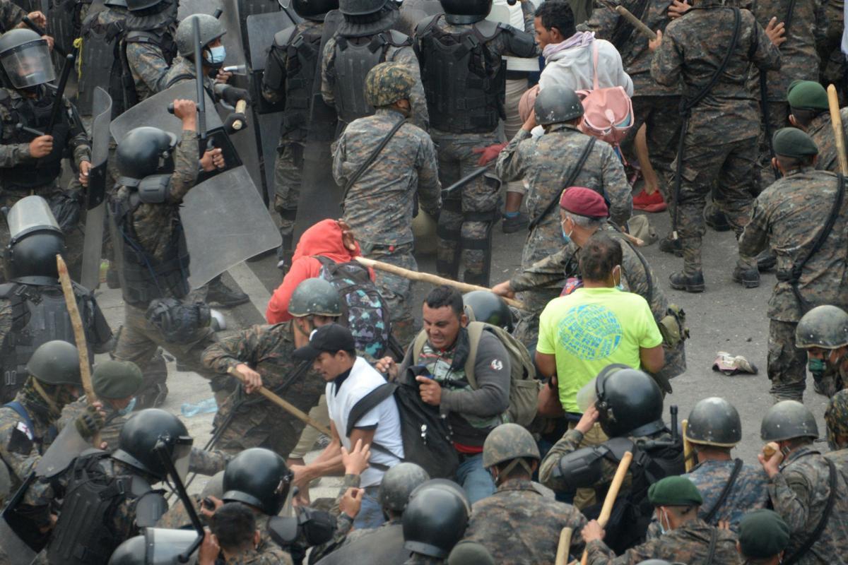 La policía guatemalteca desaloja la caravana migrante hondureña
