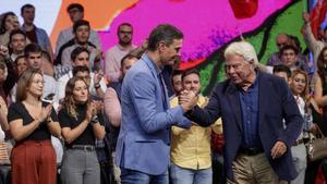 Pedro Sánchez y Felipe González en el acto homenaje al expresidente por los 40 años de la victoria del PSOE.