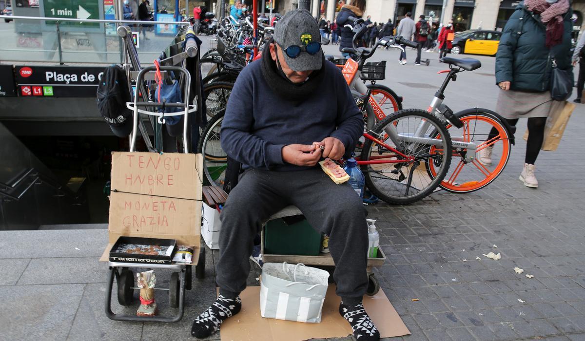 Mendigo sin recursos pidiendo en la Plaça Catalunya