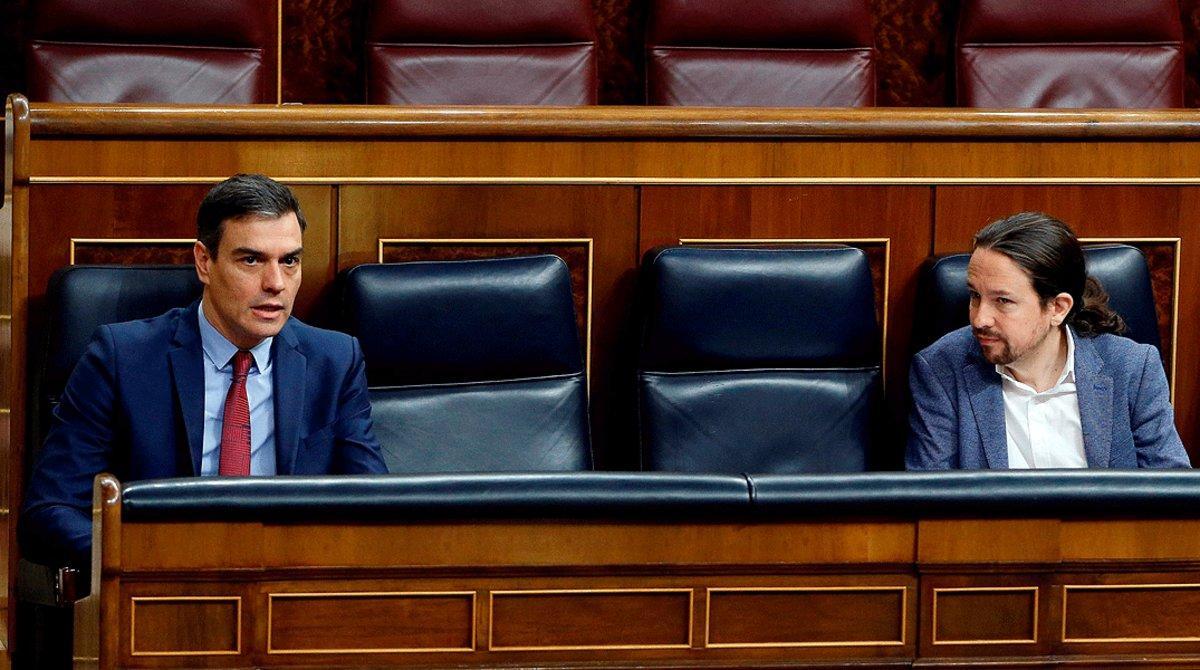 El presidente del Gobierno, Pedro Sánchez, y el vicepresidente segundo, Pablo Iglesias, en el Congreso el pasado 9 de abril.