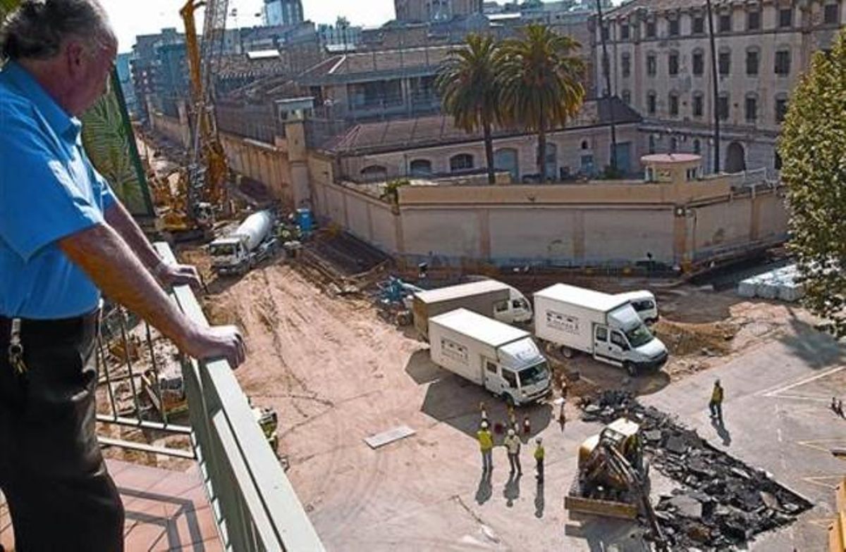 Cruce Provença-Entença, junto a la Modelo, cerrado por las obras del pozo de la tuneladora del AVE, ayer. Cruce Provença-Entença, junto a la Modelo, cerrado por las obras del pozo de la tuneladora del AVE, ayer.