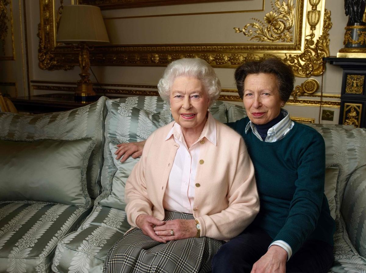 La reina Isabel y su hija, la princesa Ana, en el palacio de Windsor.