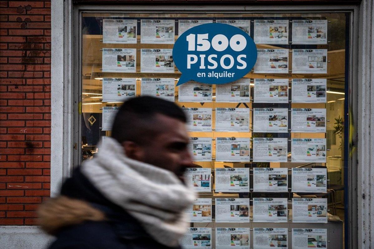 Anuncios en una agencia inmobiliaria, en una imagen de archivo. Anuncios en una agencia inmobiliaria, en una imagen de archivo.