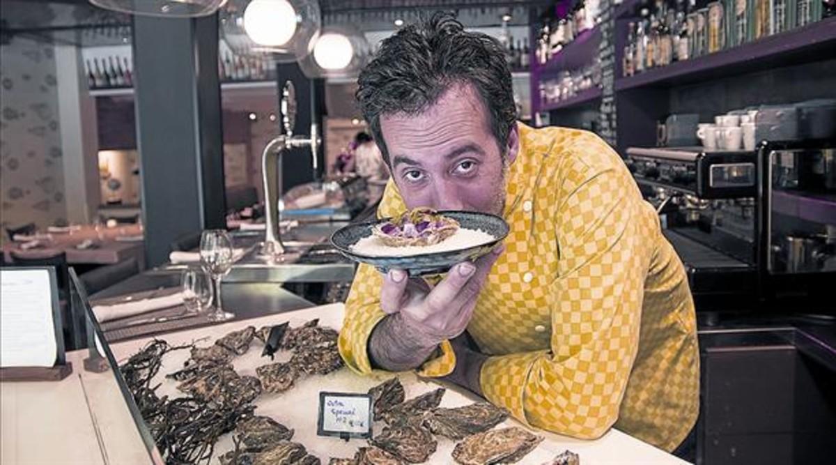 Adelf Morales, chef del Topik (València, 199) muestra su tartar de atún con ostras.