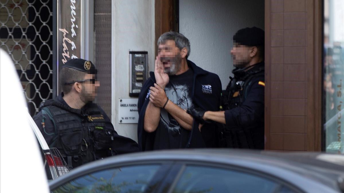 La Guardia Civil acompaña a uno de los CDR detenidos el 23 de septiembre del 2019.