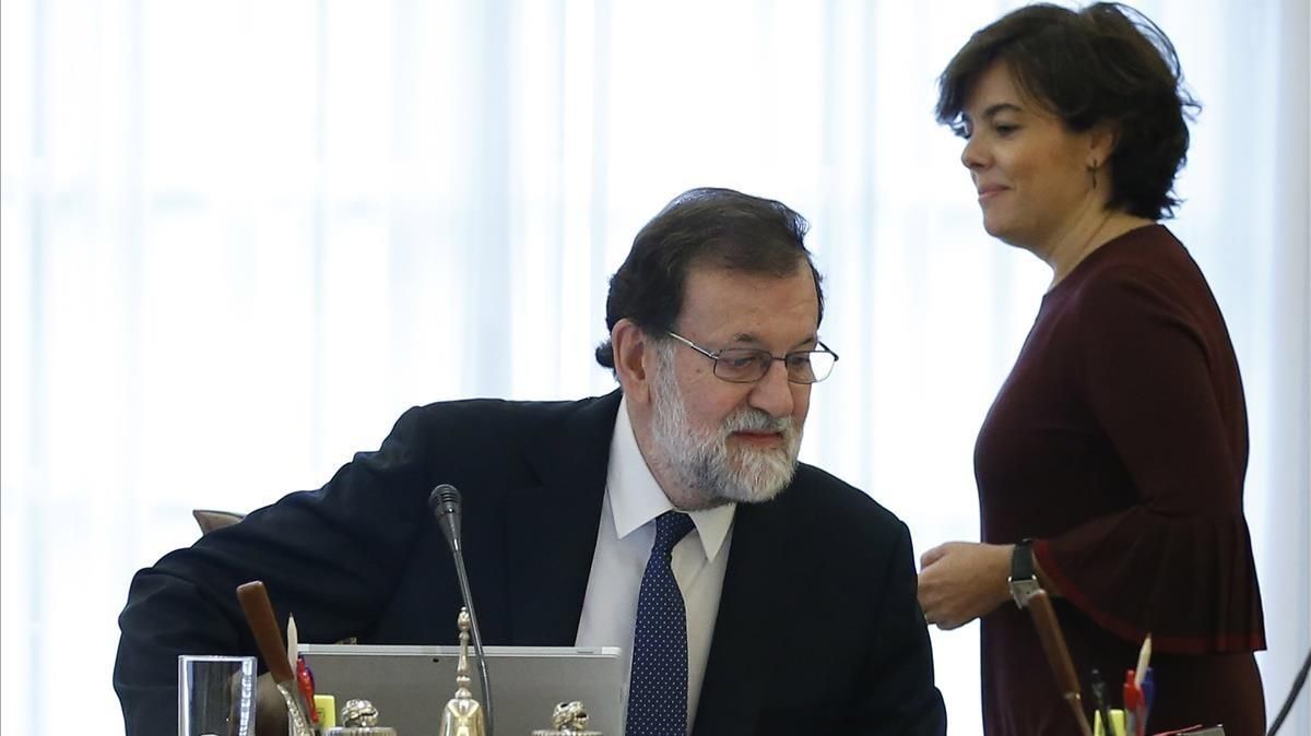 Rajoy y Sáenz de Santamaría, al inicio del Consejo de Ministros de este sábado. Rajoy y Sáenz de Santamaría, al inicio del Consejo de Ministros de este sábado.
