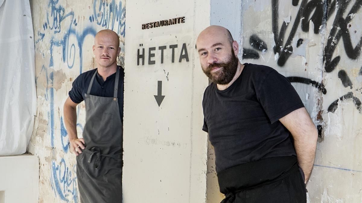 Olof Johansson y Alberto Sambinelli y la flecha que señala el camino de Hetta. Olof Johansson y Alberto Sambinelli y la flecha que señala el camino de Hetta.