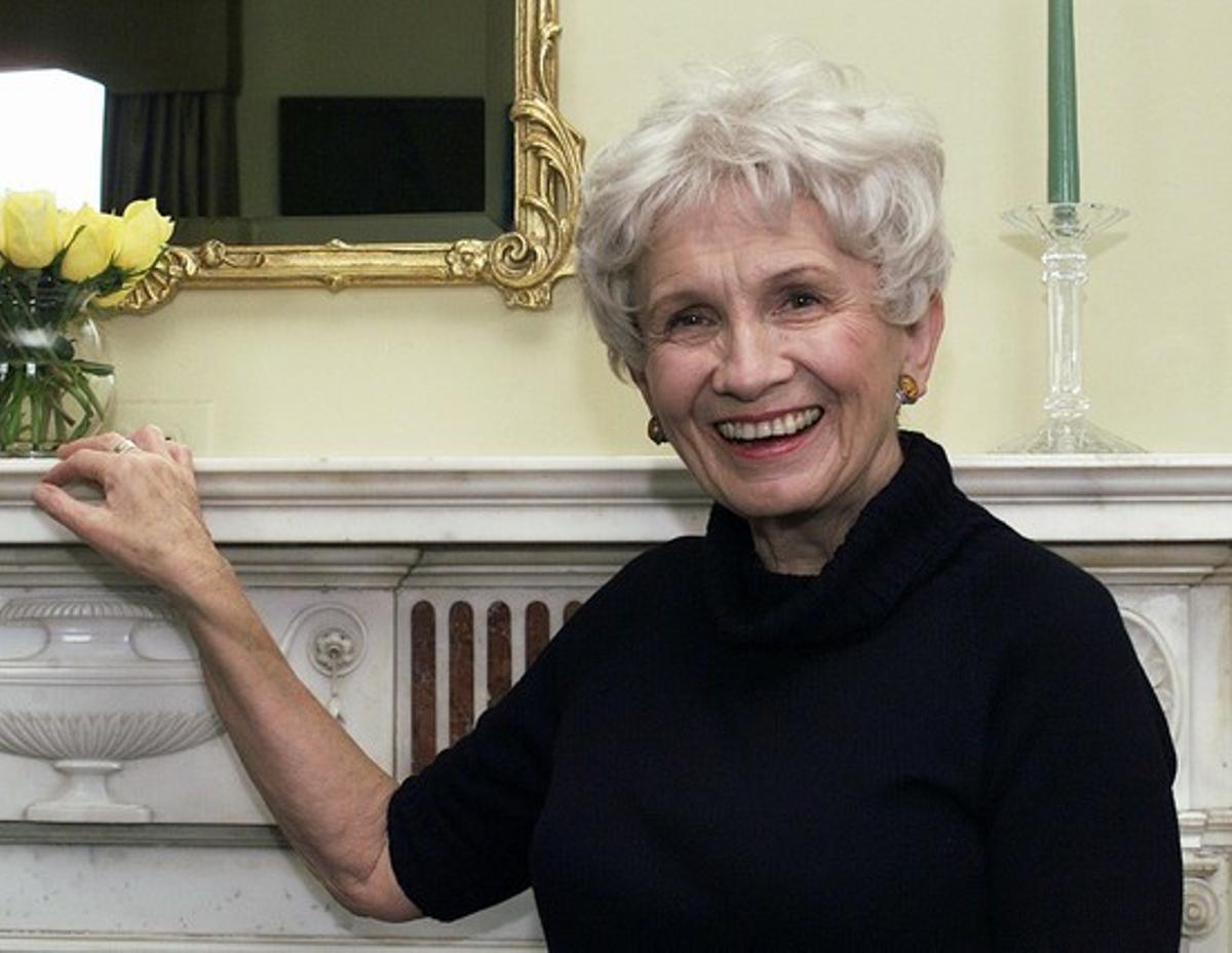 **TO GO WITH STORY TITLED ALICE MUNRO **Canadian author Alice Munro poses for a photograph at the Canadian Consulate’s residence in New York Oct. 28, 2002. The 71-year-old Munro’s published work includes eight short story collections and one novel, The Lives of Girls and Women. (AP Photo/Paul Hawthorne)