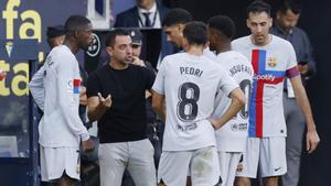 Xavi da instrucciones a los jugadores del Barça en Cádiz.