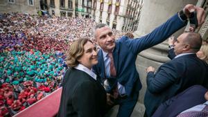 Vitali Klichko se hace un ’selfie’ con las ’colles castelleres’ en la plaza y en compañía de Ada Colau, que próximamente viajará a Kiev.