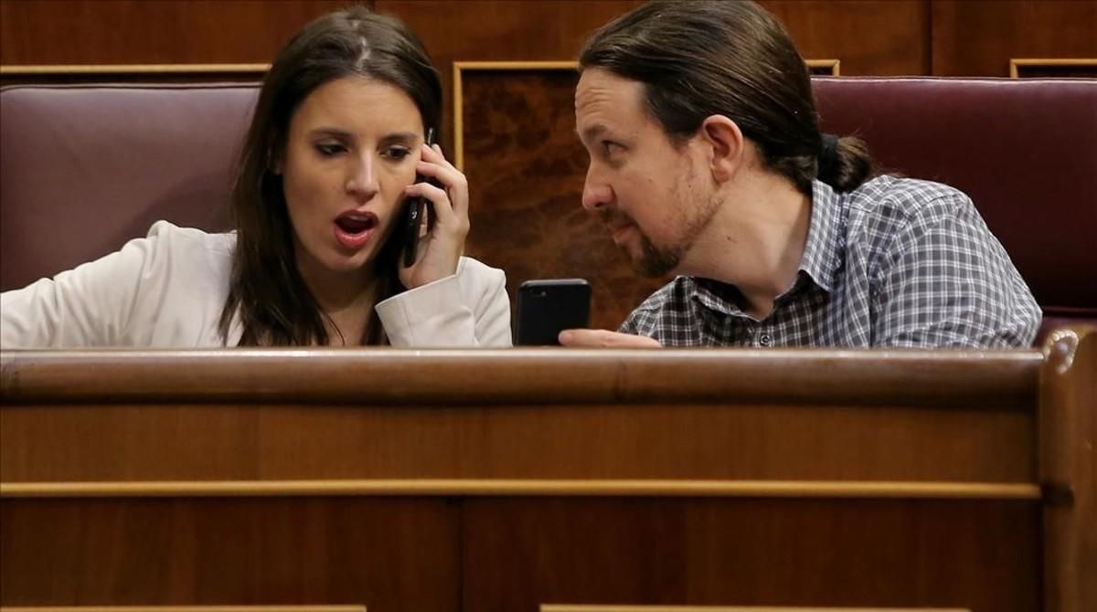 Pablo Iglesias muestra el móvil a Irene Montero durante el pleno en el Congreso. Pablo Iglesias muestra el móvil a Irene Montero durante el pleno en el Congreso.