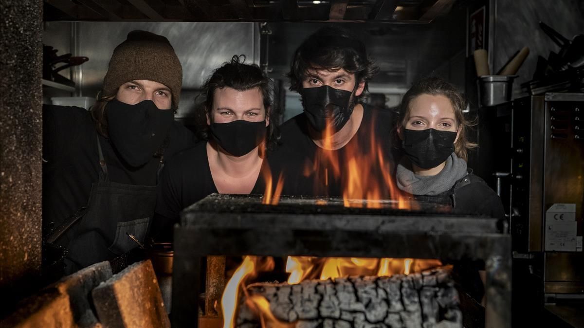 Juan Martini, Celine Brantegem, Alex Demendoza y María Inés Duarte, tras las brasas de Fat Veggies. Juan Martini, Celine Brantegem, Alex Demendoza y María Inés Duarte, tras las brasas de Fat Veggies.