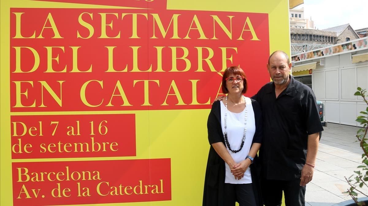 Joan Sala, presidente de la Setmana del Llibre en Català, y Montse Ayats, presidenta del Gremi d’Editors, este viernes, horas antes de que se inaugurare la feria, en la plaza de la Catedral de Barcelona. Joan Sala, presidente de la Setmana del Llibre en Català, y Montse Ayats, presidenta del Gremi d’Editors, este viernes, horas antes de que se inaugurare la feria, en la plaza de la Catedral de Barcelona.