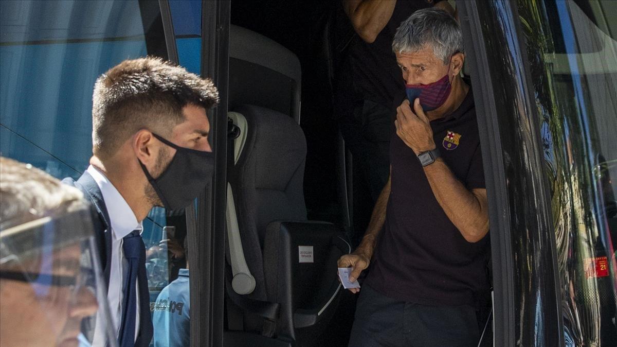 Setién, descendiendo del autobús del Barça a su llegada a Lisboa.