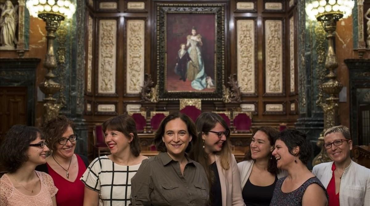 De izquierda a derecha, Mercedes Vidal, Montserrat Ballarín, Laia Ortiz, Ada Colau, Janet Sanz, Laura Pérez, Gala Pin y Carmen Andrés, en el salón de plenos del Ayuntamiento de Barcelona, el jueves pasado. De izquierda a derecha, Mercedes Vidal, Montserrat Ballarín, Laia Ortiz, Ada Colau, Janet Sanz, Laura Pérez, Gala Pin y Carmen Andrés, en el salón de plenos del Ayuntamiento de Barcelona, el jueves pasado.