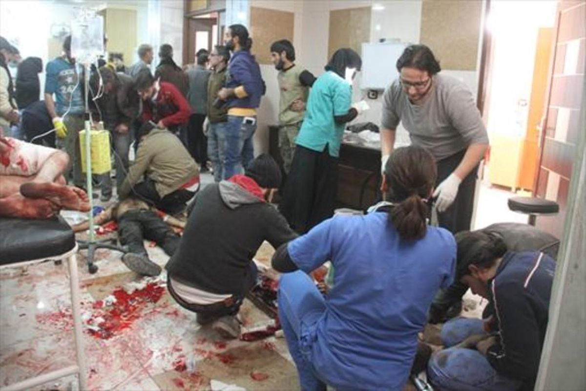 El doctor Hamza Alkateab, director del Hospital Al Quds, trabajando en condiciones extremas durante el asedio a Alepo concluido a finales de 2016. El doctor Hamza Alkateab, director del Hospital Al Quds, trabajando en condiciones extremas durante el asedio a Alepo concluido a finales de 2016.
