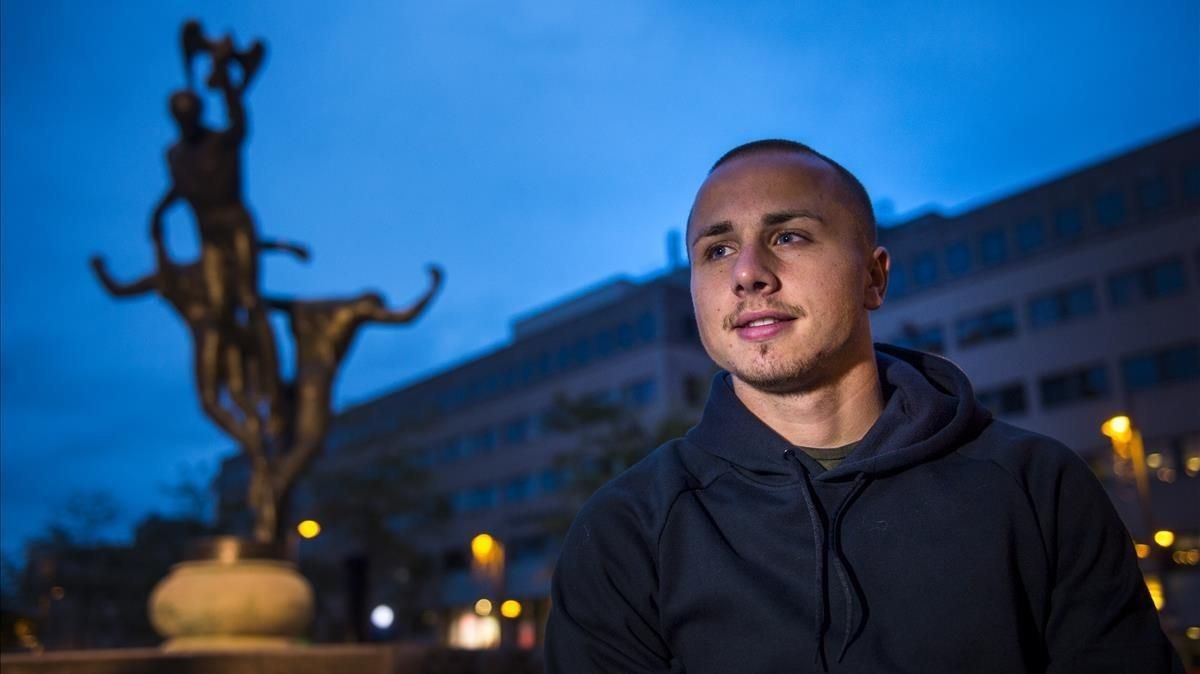 Angeliño posa para EL PERIÓDICO en una de las plazas del centro de Eindhoven. Angeliño posa para EL PERIÓDICO en una de las plazas del centro de Eindhoven.