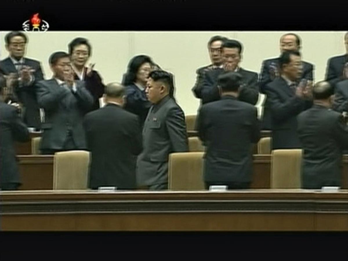 Altos cargos del régimen norcoreano aplauden a Kim Jong-un, en el centro de la imagen.