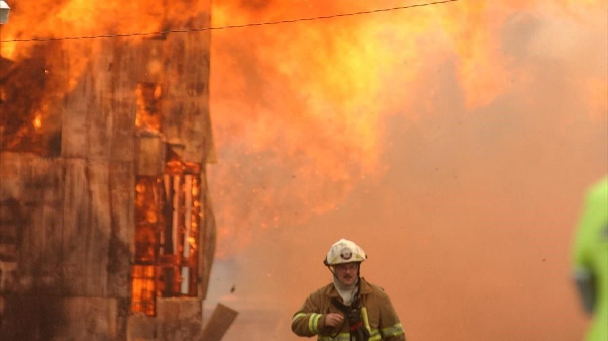 Un bombero, en un incendio en un almacén de Jim Beam en Bardstown (Kentucky, EEUU), el 4 de agosto del 2003. Un bombero, en un incendio en un almacén de Jim Beam en Bardstown (Kentucky, EEUU), el 4 de agosto del 2003.