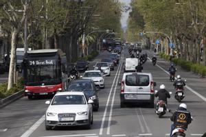 Diagonal con paseo de Gràcia, donde todavía pueden verse las antiguas líneas del carril eliminado para aumentar el tamaño del vial del bus