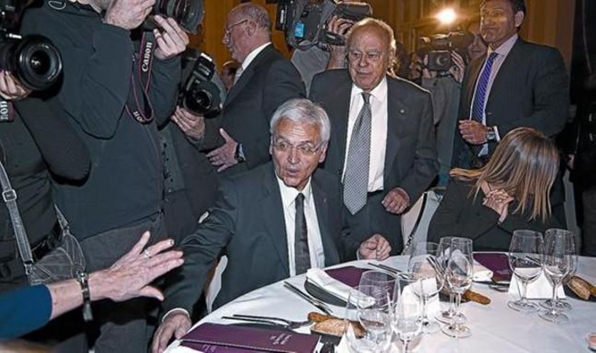El nuevo ’conseller’ de Cultura, Ferran Mascarell (sentado), y el ’expresident’ Jordi Pujol, anoche al inicio de la gala literaria. El nuevo ’conseller’ de Cultura, Ferran Mascarell (sentado), y el ’expresident’ Jordi Pujol, anoche al inicio de la gala literaria.