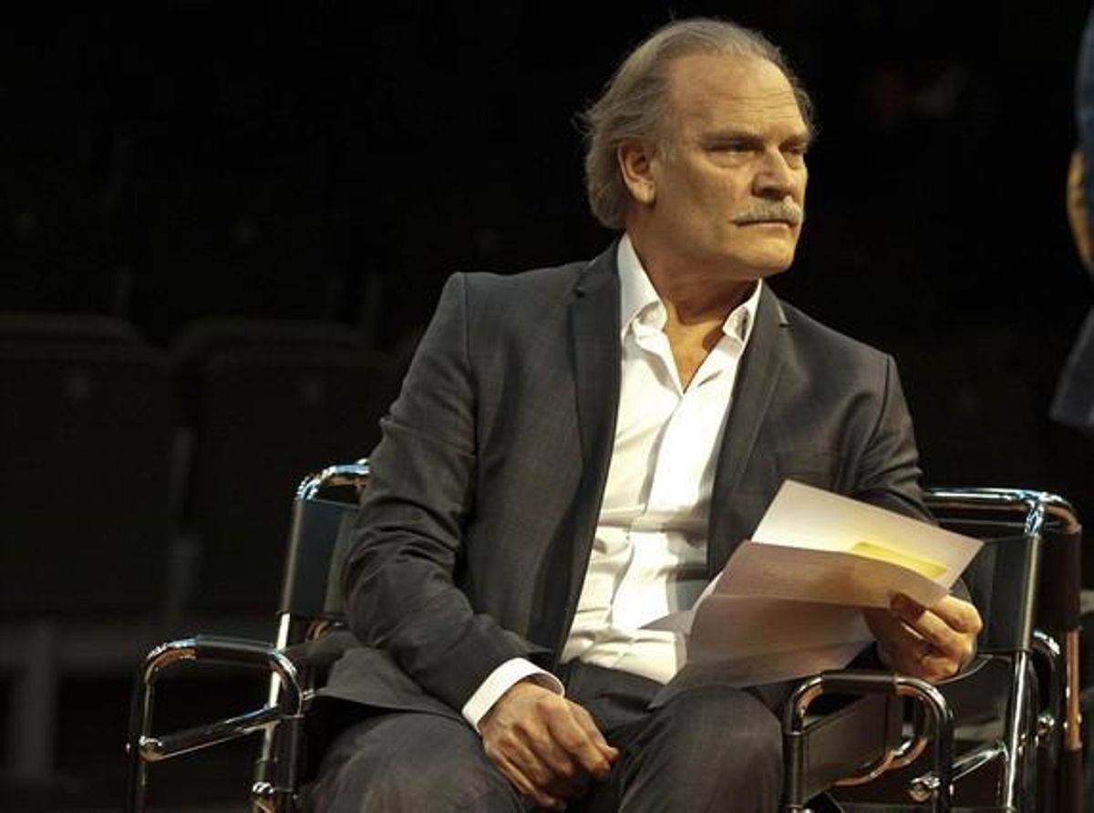 Lluís Homar, durante una escena, en el Teatro Villarroel. Lluís Homar, durante una escena, en el Teatro Villarroel.