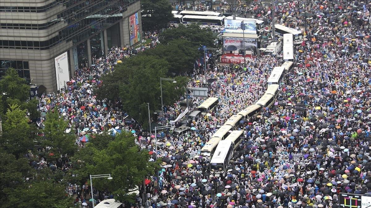 Multitudinaria marcha en Seúl, el sábado, convocada por la Iglesia del Amor Máximo en contra de la gestión de la pandemia del Gobierno surcoreano.