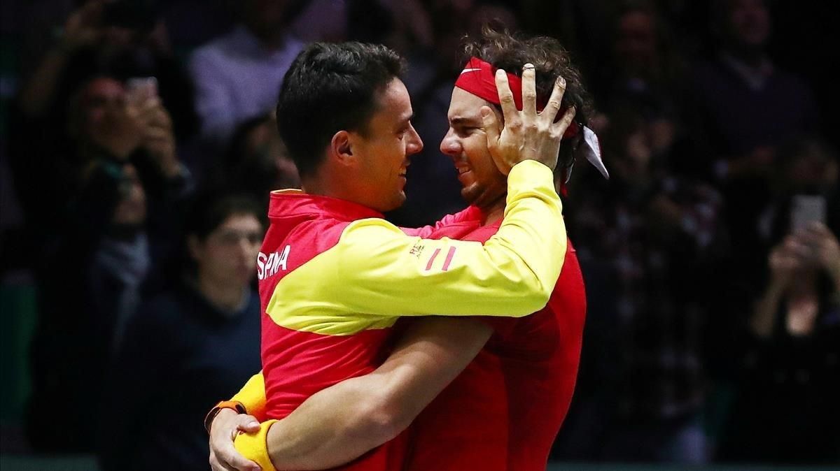 Nadal y Bautista se funden en un abrazo tras conquistar la Copa Davis. Nadal y Bautista se funden en un abrazo tras conquistar la Copa Davis.