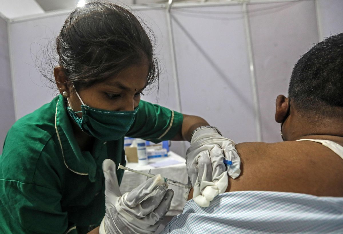 Una enfermera pone una dosis de la vacuna en Mumbai. Una enfermera pone una dosis de la vacuna en Mumbai.