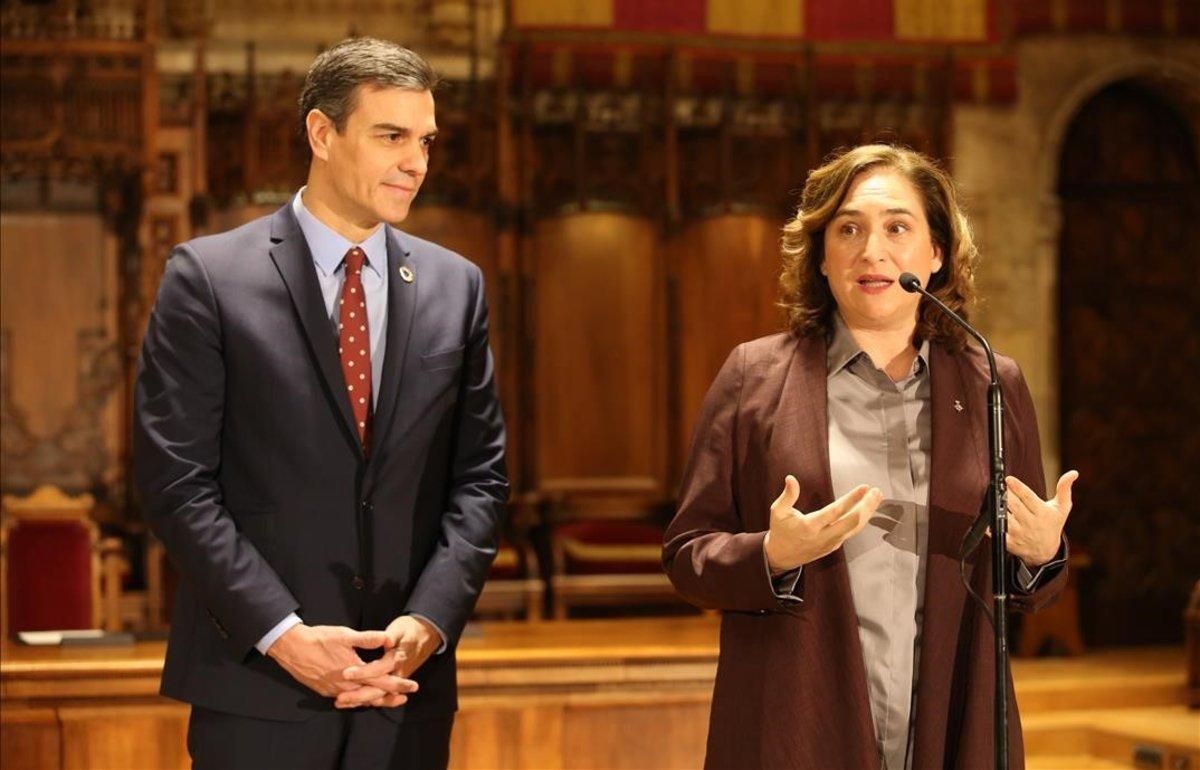 El presidente Pedro Sánchez y la alcaldesa de Barcelona, Ada Colau, tras un encuentro en el Ayuntamiento el 7 de febreo. El presidente Pedro Sánchez y la alcaldesa de Barcelona, Ada Colau, tras un encuentro en el Ayuntamiento el 7 de febreo.