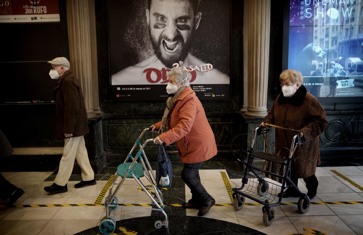 Ancianos visitan el teatro después de vacunarse contra el covid-19. FOTO: JOSÉ LUIS ROCA Ancianos visitan el teatro después de vacunarse contra el covid-19. FOTO: JOSÉ LUIS ROCA