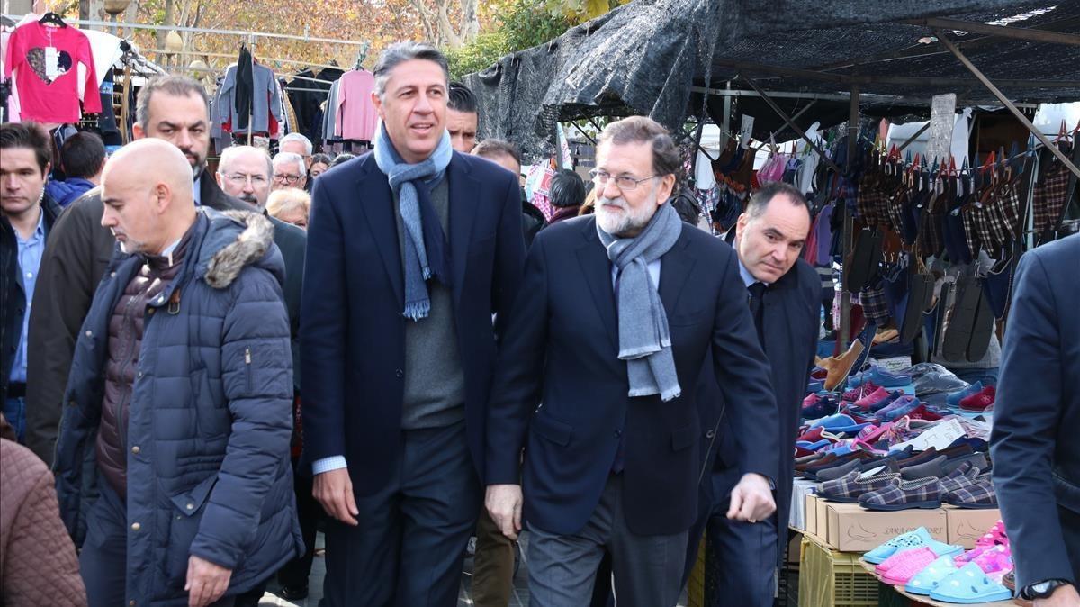 El presidente, Mariano Rajoy, junto a Xavier García Albiol, paseando este miércoles por el barrio badalonés de Llefià.