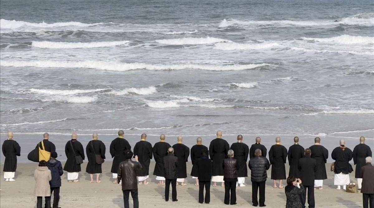 Monjes budistas y familiares de las víctimas de Fukushima recuerdan a los fallecidos en el quinto aniversario del desastre nuclear, en el 2016. Monjes budistas y familiares de las víctimas de Fukushima recuerdan a los fallecidos en el quinto aniversario del desastre nuclear, en el 2016.
