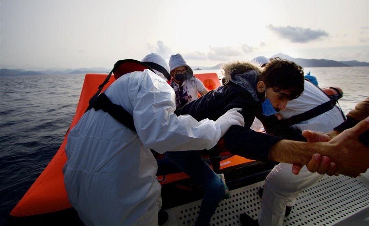 Rescate de inmigrantes en el mar Egeo. Rescate de inmigrantes en el mar Egeo.