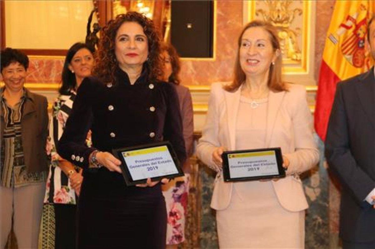 María Jesús Montero y Ana Pastor con los presupuestos de 2019. María Jesús Montero y Ana Pastor con los presupuestos de 2019.