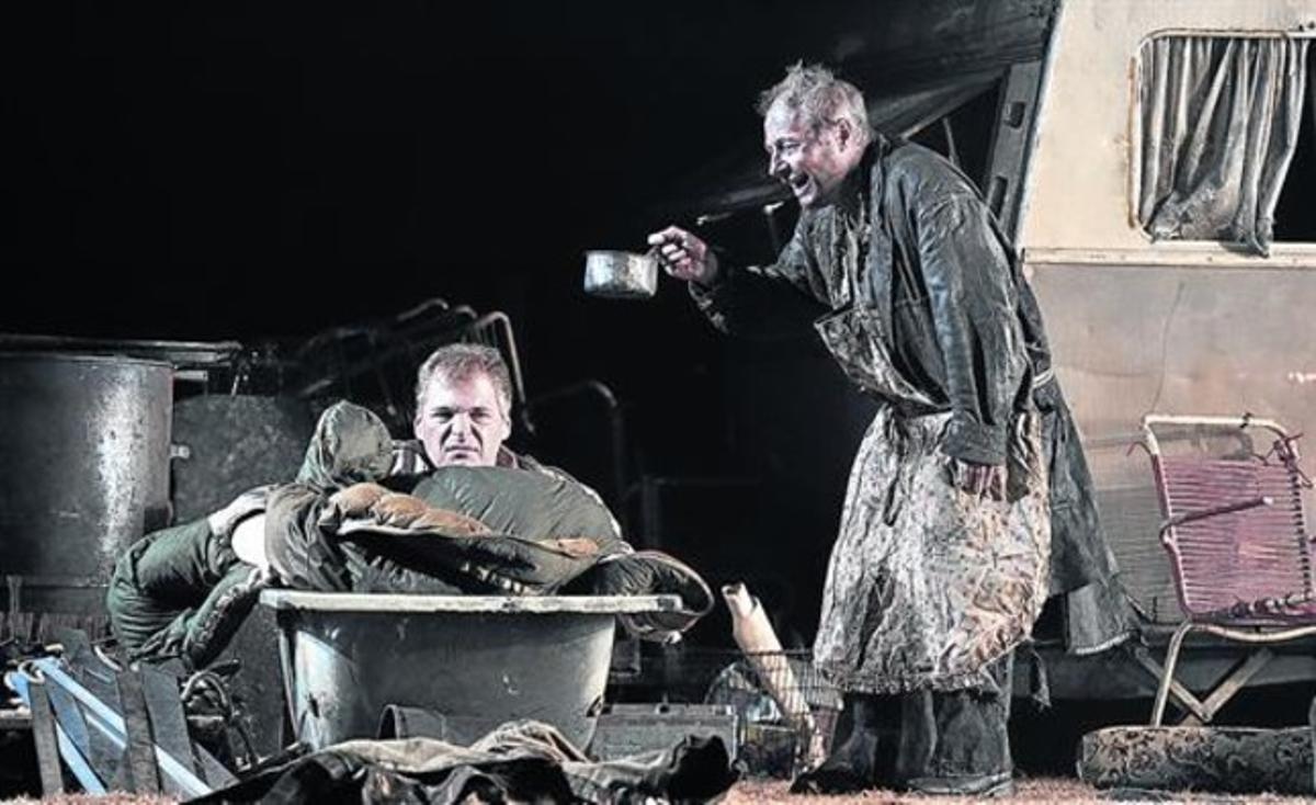 Lance Ryan encarnando a Siegfried, izquierda, y Peter Bronder, interpretando a Mime en una escena de ’Siegfried’. Lance Ryan encarnando a Siegfried, izquierda, y Peter Bronder, interpretando a Mime en una escena de ’Siegfried’.