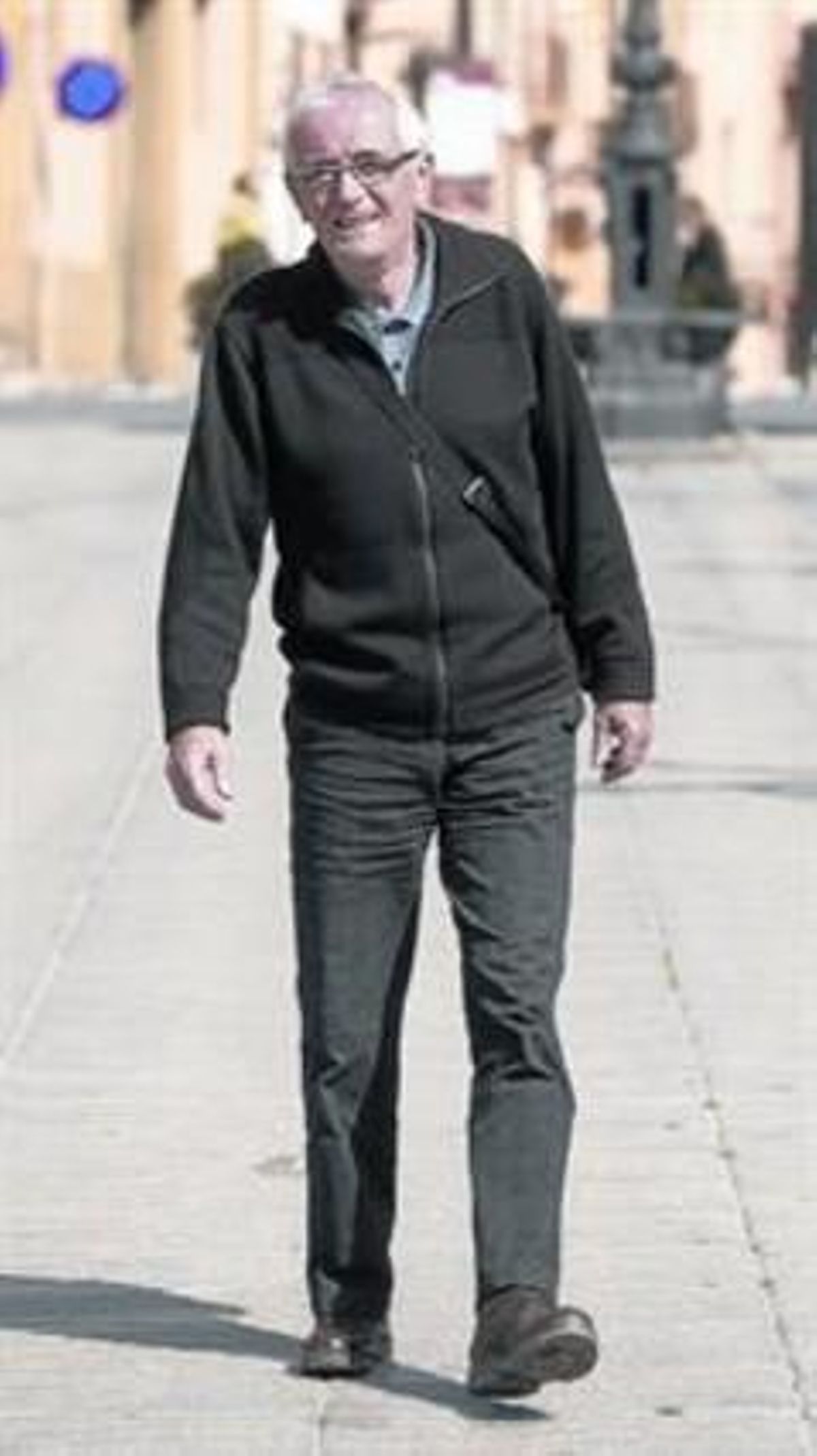 Cojera. Fermín Royano pasea por Valls. Cojera. Fermín Royano pasea por Valls.