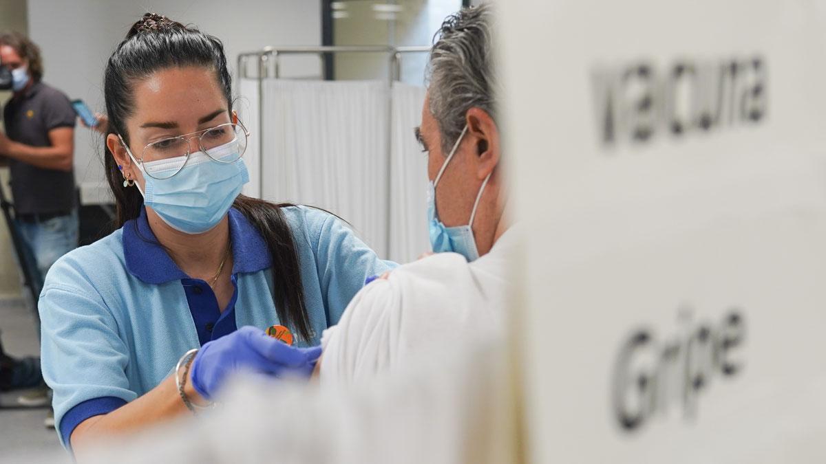 El ’conseller’ de Salut, Josep Maria Argimon, advierte de que la gripe está subiendo de manera vertical en Catalunya. En la foto, una enfermera administra una vacuna de la gripe a un hombre.