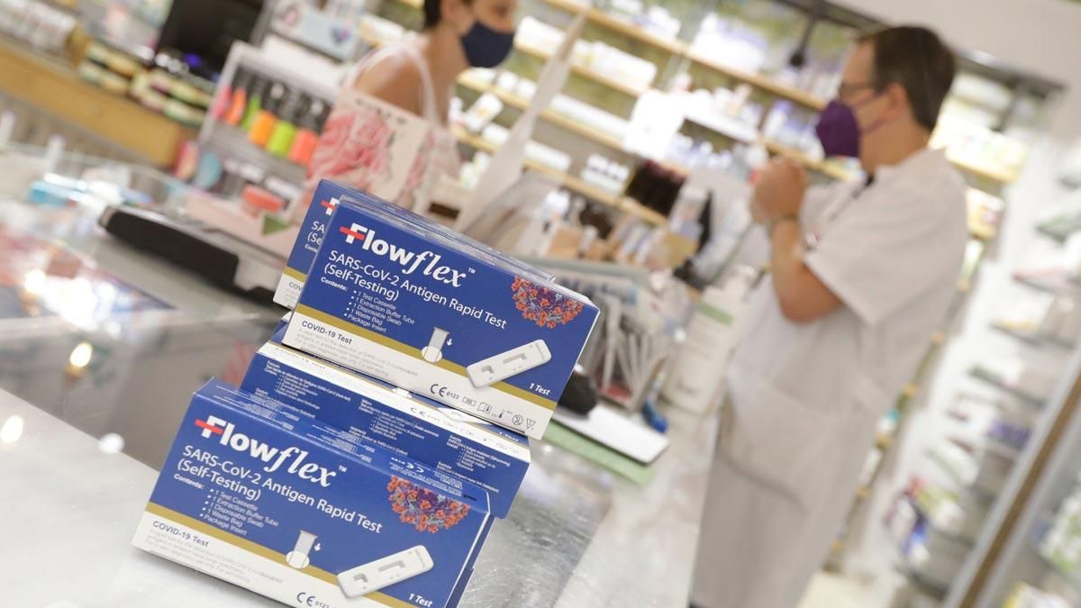 Test de antígenos en una farmacia de la calle de Llull, en el Poblenou, en Barcelona. Test de antígenos en una farmacia de la calle de Llull, en el Poblenou, en Barcelona.