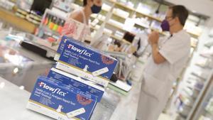 Test de antígenos en una farmacia de la calle de Llull, en el Poblenou, en Barcelona.