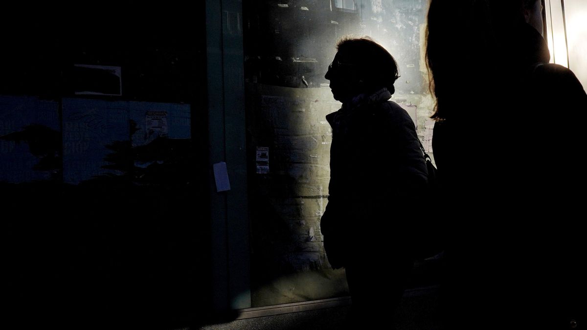 Una mujer camina por una calle del centro de la ciudad. Una mujer camina por una calle del centro de la ciudad.