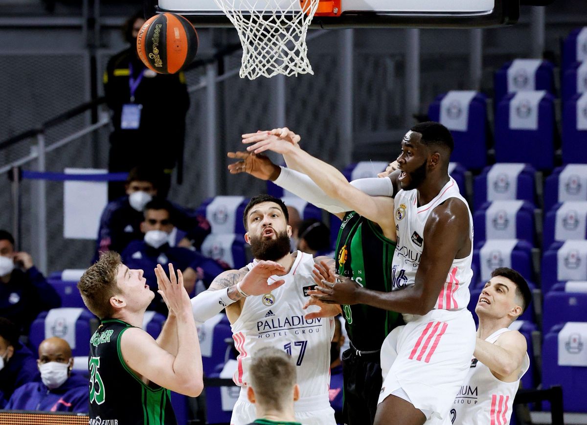 Birgander y Dimitrijevic pelean por un balón con Garuba y Poirier Birgander y Dimitrijevic pelean por un balón con Garuba y Poirier