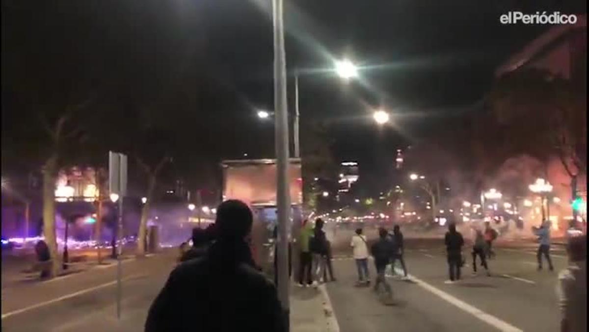 Un manifestante de extrema derecharecibe una paliza por parte de un grupo de independentistas, en las confluencias de la calle Muntaner con València de Barcelona, este jueves