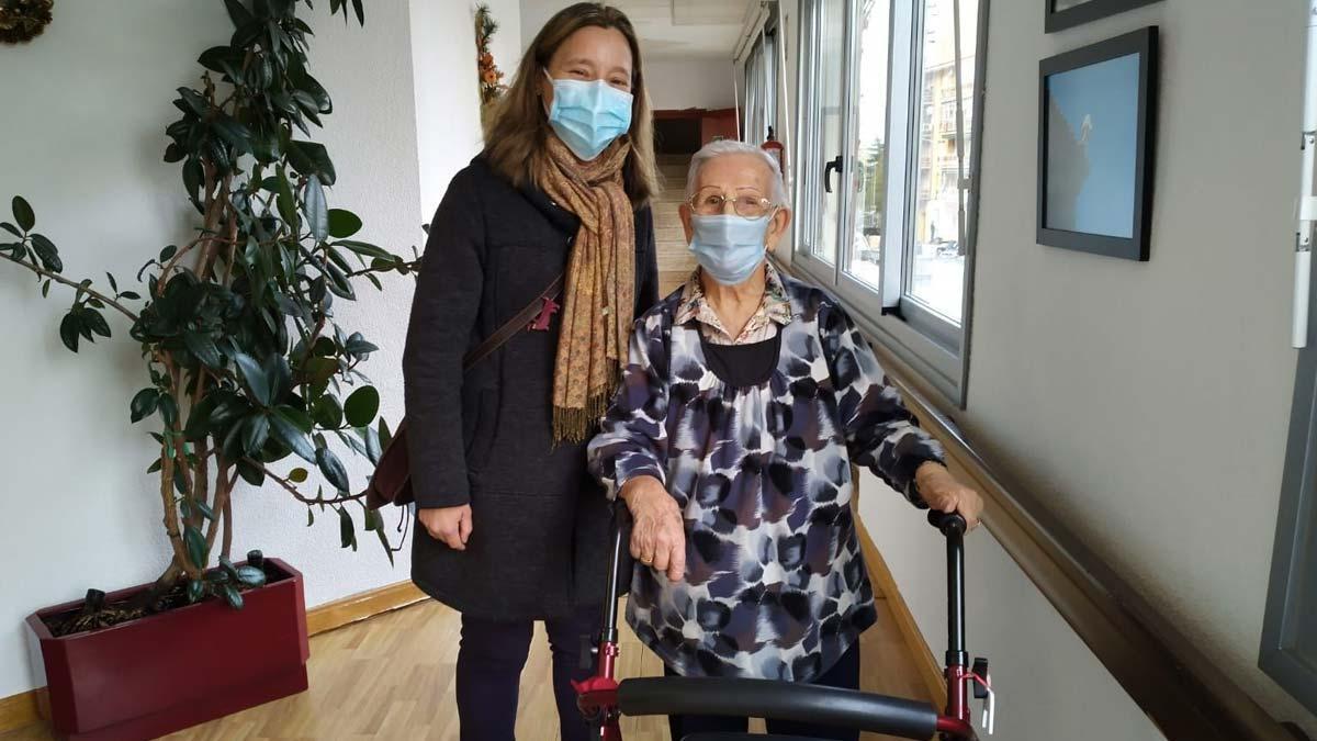 Mónica Tapias, primera sanitaria vacunada, junto a Araceli Hidalgo, la primera persona inmunizada en España, el pasado jueves en la residencia Los Olmos de Guadalajara.