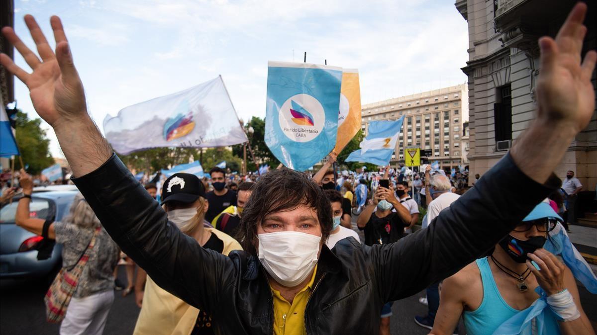 El economista y miembro del partido ultra argentino Vamos, el pasado mes de febrero en una manifestación contra el Gobierno.