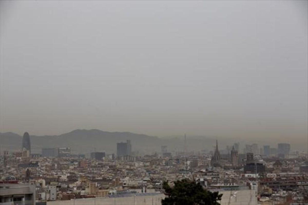 Una neblina de contaminación cubre Barcelona el pasado 23 de febrero. Una neblina de contaminación cubre Barcelona el pasado 23 de febrero.