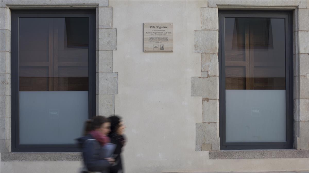 La placa-homenaje al notario Raimon Noguera que luce, desde la semana pasada, en la plaza que hay detrás del Museu Picasso.