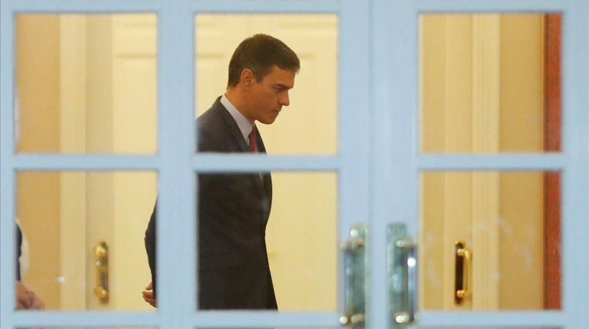 Pedro Sánchez, el pasado lunes, mientras esperaba en la Moncloa a la selección española de Baloncesto. Pedro Sánchez, el pasado lunes, mientras esperaba en la Moncloa a la selección española de Baloncesto.