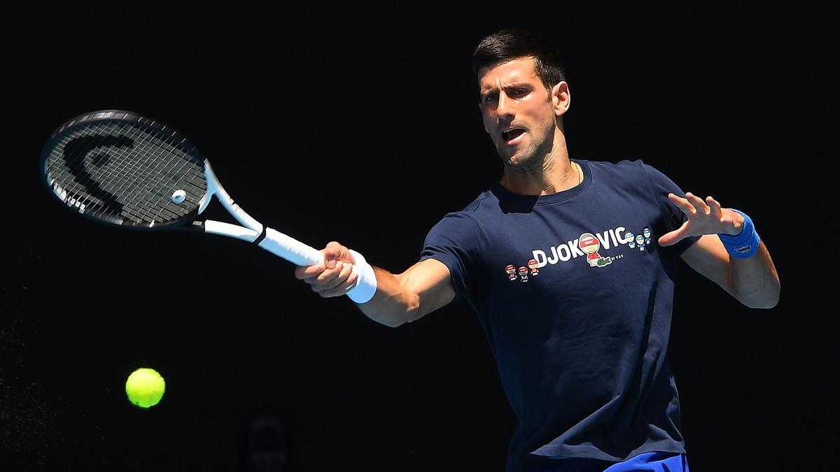 Novak Djokovic, este miércoles, entrenando en Melbourne.