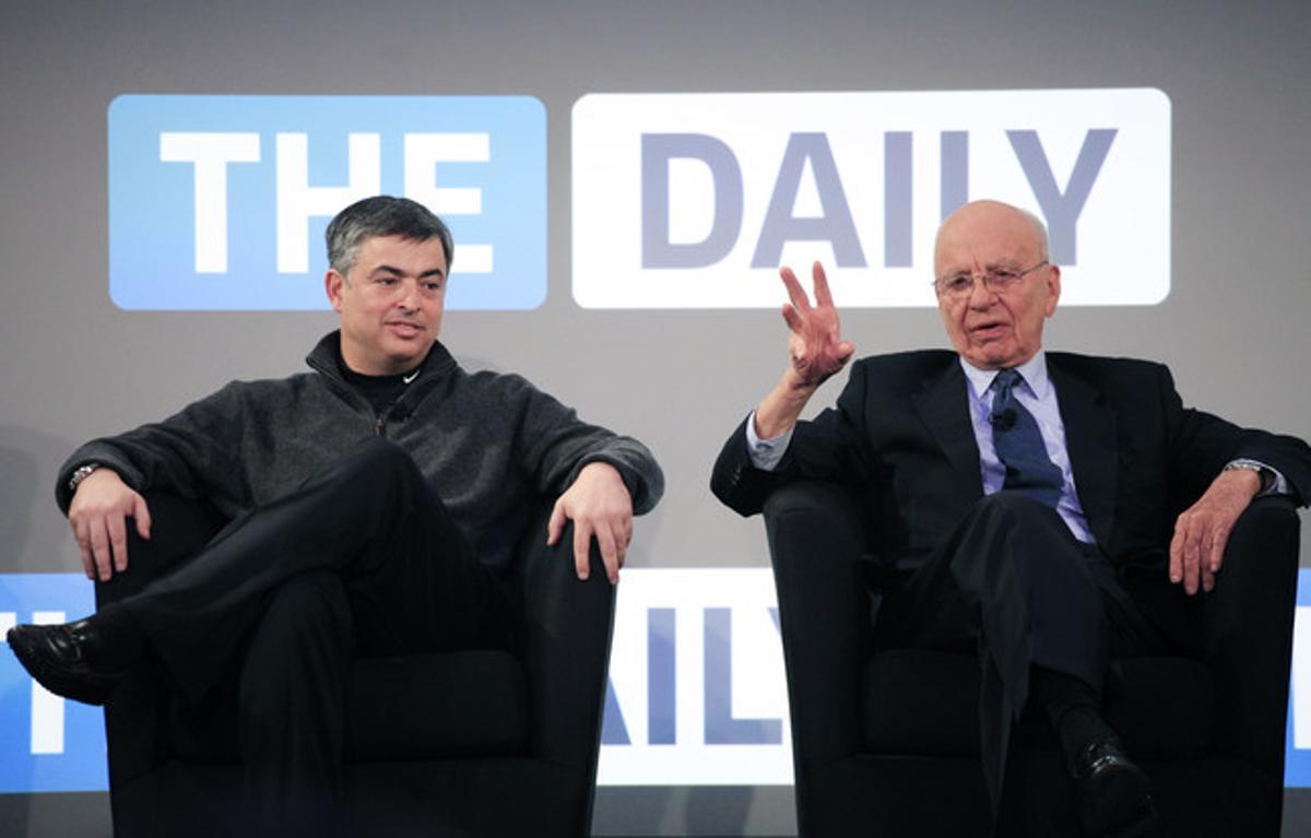 Rupert Murdoch (derecha) y el vicepresidente de Apple, Eddy Cue, en febrero del 2011 en Nueva York, en la presentación de ’The Daily’.